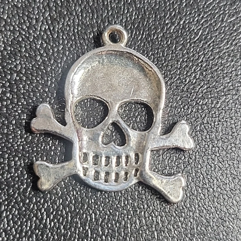 Vintage 925 Sterling Silver Skull & Crossbones Necklace Pendant
